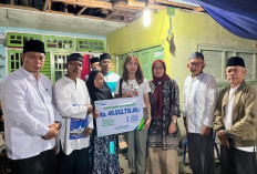 Tony Elfian Berikan Sertifikat 3 In 1 Kepada Salah Seorang Korban Kapal Karam