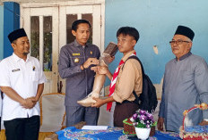 Bupati Kaur Serahkan Bantuan Kaki Palsu Kepada Dwi Ibra Siswa SMAN 1 Kaur 