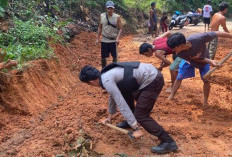 Tanah Longsor Menutup Jalan Penghubung Antar Desa di Batik Nau Minggu Pagi Teratasi