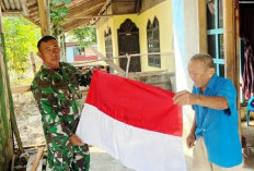 Koramil 408-04 Kodim 0408 BS-Kaur Bagikan Bendera Merah Putih