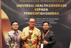 Bupati Kaur Terima Penghargaan Universal Health Coverage Kategori Madya