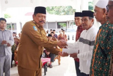 Bupati Mian Bagikan 220 Honorarium Imam Masjid dan Pemuka Agama di 9 Kecamatan