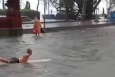 Kocak!! Bule Main Papan Surfing di Jalan Ketika Banjir Melanda Kuta Bali Viral Hingga Sekarang