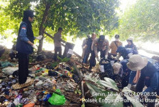 Bersama Tripika, Pemdes dan KKN, Polsek Enggano Bersihkan Pantai di Desa Apoho