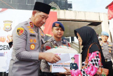 Kapolda Salurkan 100 Paket Bansos di Bengkulu Tengah