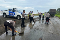 Khawatir Pengendara Tergelincir, Polisi Mukomuko Bersihkan Pasir di Tengah Jalan Pantai Abrasi