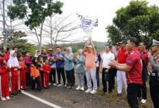 Jalan Santai HUT HGN dan PGRI di Seluma Bertabur Hadiah