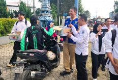 Dinsos Bagi-Bagi Air Minum Gratis Untuk Masyarakat yang Antre BBM