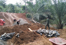TMMD Ke-124 Kodim 0408/BS dan Warga Semangat Kebut Pembangunan Talud