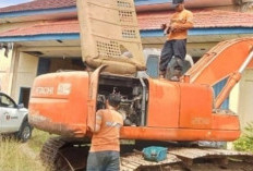 Dinas PUPR Mukomuko Bangunkan Excavator Plat Merah dari Tidur Panjang