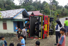 40 Unit Motor Nyungsep, Truk Hino Tabrak Rumah Warga di Masmambang