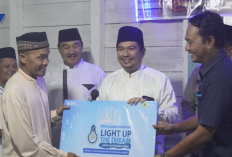 Safari Ramadhan di Desa Tanah Hitam, Bupati Bengkulu Utara Serahkan Bantuan Pemasangan Listrik Gratis