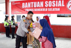 Polres Bengkulu Selatan Bagikan 250  Paket Sembako kepada Masyarakat