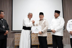 Menteri Agama  Serahkan Bantuan Rp 2 Miliar untuk Gereja Katolik Terdampak Banjir Sumut