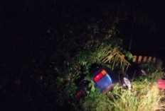 Diduga Ngantuk, Pengemudi Toyota Corolla Tabrak Pembatas Jalan dan Terjun ke Siring
