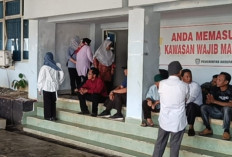 Penonaktifan Kades Berakhir, Perangkat dan Warga Desa Dusun Baru Geruduk Kantor Bupati