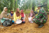 Satgas TMMD Ke-124 Kodim 0408/BS Komsos Dengan Ibu – Ibu