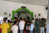Ditengah Pekerjaan,Satgas TMMD Ke-124 Kodim 0408/BS  Sempatkan Sholat  Berjamaah