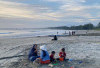 Pantai Lentera Merah Kini Jadi Primadona Wisata Keluarga