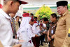 Satuan Brimob Polda Bengkulu Gelar Makan Siang Bergizi di SDN 89 Bentiring